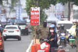 Petugas Satpol PP Banjarmasin membawa poster himbauan dan pemantik spirit untuk masyarakat di jalan Ahmad Yani, Banjarmasin, Kalimantan Selatan, Rabu (8/4/2020). Pemerintah bersama unsur pimpinan daerah terus berupaya mengajak serta menghimbau masyarakat untuk melalukan pencegahan penyebaran virus COVID-19, salah satunya dengan mematuhi imbauan yang dikeluarkan pemerintah dalam penanganan wabah COVID-19. Foto Antaranews Kalsel/Bayu Pratama S.