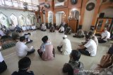 Wali Kota Banjarmasin Ibnu Sina (tengah) mendengarkan penolakkan warga terkait rumah karantina COVID-19 saat melakukan pertemuan di Masjid Al Barqah Komplek Kayu Tangi II, Banjarmasin, Kalimantan Selatan, Rabu (8/4/2020). Pemerintah kota Banjarmasin membatalkan menjadikan Balai Diklat Kota Banjarmasin menjadi rumah karantina COVID-19 bagi Orang Dalam Pemantauan (ODP) setelah mendapat penolakkan dari warga karena kawasan Komplek Kayu Tangi II tersebut padat penduduk sehingga takut menular kepada warga. Foto Antaranews Kalsel/Bayu Pratama S.