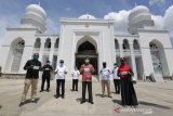 Pimpinan dan anggota legislatif kota Banda Aceh mensosialisasikan, membagikan dan mengajak warga untuk memakai masker di Banda Aceh, Aceh, Rabu (8/4/2020). Forum Koordinasi Pimpinan Daerah (Forkopimda) Kota Banda Aceh menindak lanjuti imbauan Organisasi Kesehatan Dunia (WHO) mensosialisasikan dan mengajak warga untuk menggunakan masker saat berada di luar rumah guna mengantisipasi resiko penyebaran serta penularan virus Corona (COVID-19). Antara Aceh/ Irwansyah Putra.