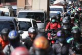 Sejumlah kendaraan terjebak kemacetan di Jalan Raya Pasar Minggu, Jakarta, Rabu (8/4/2020). Pemprov DKI Jakarta telah menetapkan masa sosialisasi penerapan aturan Pembatasan Sosial Berskala Besar (PSBB) selama dua hari yaitu 8-9 April 2020 sebelum menerapkan kebijakan tersebut secara penuh pada 10 April 2020. ANTARA FOTO/Akbar Nugroho Gumay/nym.