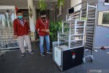 Mahasiswa Institut Teknologi (IT) Telkom Surabaya menguji coba Robot Service di Balai Kota Surabaya, Jawa Timur, Kamis (9/4/2020). Inovasi Robot Service yang dapat dikendalikan dari jarak jauh menggunakan 