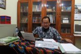 Dosen, Heru S.P. Saputra menguji skripsi mahasiswa secara daring menggunakan aplikasi Zoom di Jurusan Sastra Indonesia, Fakultas Ilmu Budaya, Universitas Jember, Jawa Timur, Rabu (8/4/2020). Dosen di Universitas Jember menerapkan perkuliahan dan ujian skripsi secara daring untuk memutus mata rantai penyebaran COVID-19. Antara Jatim/Seno/zk