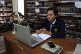 Seorang mahasiswa Ahmad Ulul Arham mengikuti ujian skripsi secara daring menggunakan aplikasi Zoom di Jurusan Sastra Indonesia, Fakultas Ilmu Budaya, Universitas Jember, Jawa Timur, Rabu (8/4/2020). Dosen di Universitas Jember menerapkan perkuliahan dan ujian skripsi secara daring untuk memutus mata rantai penyebaran COVID-19. Antara Jatim/Seno/zk