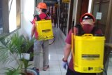 Satgas COVID-19 laksanakan penyemprotan disinfektan di kantor Kejati Sulut