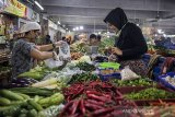 Pedagang mengemas pesanan daring sayur-mayur di pasar Kosambi, Bandung, Jawa Barat, Jumat (10/4/2020). Layanan belanja online dan siap antar tersebut bertujuan untuk membatasi lalu lalang orang di pasar dan juga sebagai upaya pencegahan penyebaran COVID-19. ANTARA JABAR/M Agung Rajasa/agr