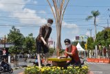 Patung penjual nasi pecel mengenakan masker di Kota Madiun, Jawa Timur, Jumat (10/4/2020). Pemkot Madiun akan memasang masker pada semua patung yang ada di wilayah itu sebagai salah satu bentuk kampanye penggunaan masker bagi masyarakat guna mencegah penularan COVID-19. Antara Jatim/Siswowidodo/zk