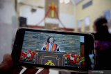 Pengurus gereja memeriksa tayangan langsung (live streaming) ibadah Jumat Agung melalui kanal resmi Gereja Kristen Jawi Wetan (GKJW) Kabupaten Tulungagung di aplikasi youtube via android , di Tulungagung, Jawa Timur, Jumat (10/4/2020). GKJW Tulungagung melaksanakan  secara daring ibadah Jumat Agung dengan hanya diikuti tiga jemaat sebagai upaya menghindari kerumunan selama masa pandemi COVID-19, dengan menayangkan langsung prosesi peribadatan melalui kanal youtube sehingga bisa diikuti 300-an jemaatnya dari rumah masing-masing. Antara Jatim/Destyan Sujarwoko/zk 