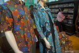 Pelaku usaha menata produk batik unggulan di Galeri Batik Gajah Mada miliknya di Mojosari, Tulungagung, Jawa Timur, Kamis (9/4/2020). Pandemi wabah COVID-19 yang terjadi di sebagian besar wilayah di Indonesia beberapa pekan terakhir telah menyebabkan mayoritas UMKM batik di daerah itu terpaksa menghentikan produksi akibat minimnya permintaan pelanggan, terutama dari sektor korporat/bisnis yang biasanya memiliki pesanan dengan omzet besar. Antara Jatim/Destyan Sujarwoko/zk