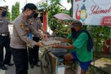 Polres Polman bagikan bahan makanan pokok