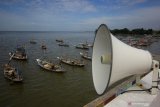 Perahu-perahu nelayan di Kampung Bulak Cumpat ditambatkan di Pantai Kenjeran, Surabaya, Jawa Timur, Minggu (12/4/2020). Para nelayan di daerah tersebut mengaku pendapatan mereka turun drastis karena sulitnya menjual hasil tangkapan ikan dan sepinya kunjungan wisatawan untuk menyewa jasa perahu wisata akibat COVID-19. Antara Jatim/Moch Asim/zk.