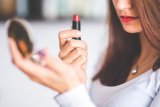 Tips gunakan lipstik agar terlihat lebih muda