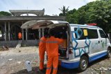 Yayasan Baitul Maal PLN NTB menyalurkan bantuan di tengah wabah virus corona