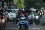 Pengendara sepeda motor menggunakan masker Saat melintas di jalan Lambung Mangkurat Banjarmasin, Kalimantan Selatan, Senin (13/4/2020). Berdasarkan data Gugus Tugas Pencegahan Pengendalian dan Penanganan virus COVID-19 Provinsi Kalimantan Selatan, hingga Senin (13/4/2020) pukul 16.00 Wita jumlah pasien terkonfirmasi atau positif virus COVID-19 di Kalsel terus bertambah menjadi 34 pasien dengan rincian 27 pasien dalam perawatan dan empat pasien meninggal dunia serta 1.232 Orang Dalam Pemantauan (ODP) dan 15 Pasien Dalam Pengawasan (PDP). Foto Antaranews Kalsel/Bayu Pratama S.