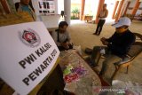 Pengurus Persatuan Wartawan Indonesia Provinsi Kalimantan Selatan menyiapkan hand sanitizer dan masker untuk jurnalis di Gedung PWI Kalsel di Banjarmasin, Kalimantan Selatan, Senin (13/4/2020). PWI Kalimantan Selatan membagikan hand sanitizer, masker dan sembako kepada wartawan media cetak, elektronik dan online untuk mencegah penyeberan virus COVID-19 terutama di kalangan wartawan yang menjadi garda terdepan dalam memberikan informasi terkait wabah COVID-19 di Kalimantan Selatan. Foto Antaranews Kalsel/Bayu Pratama S.