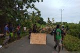 Polisi bubarkan paksa warga blokade jalan TPU di Timika
