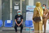 Seorang pasien positif Covid-19 (kiri) yang dinyatakan sembuh duduk saat proses pemulangan di Rumah Sakit Zainal Abidin, Banda Aceh, Senin, 13/4/2020). Tim Gugus Tugas Percepatan Penanganan COVID-19 Aceh menyatakan hingga saat ini tercatat sebanyak lima pasien yang sebelumnya dinyatakan positif COVID-19, empat orang di antaranya sembuh sudah dipulangkan dan seorang pasien lainnya meninggal, sedangkan Pasien Dalam Pengawasan (PDP) sebanyak 60 orang masih dirawat di sejumlah rumah sakit provinsi Aceh. Antara Aceh/Ampelsa.