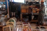 Pedagang mengemasi barang dagangannya di pasar barang bekas Gembong Asih, Surabaya, Jawa Timur, Minggu (12/4/2020). Para pedagang di pasar itu mengaku pengunjung pasar menurun drastis yang berdampak pada pendapatannya akibat COVID-19. Antara Jatim/Didik/Zk