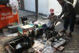Warga memilih barang bekas di salah satu stan di pasar barang bekas Gembong Asih, Surabaya, Jawa Timur, Minggu (12/4/2020). Para pedagang di pasar itu mengaku pengunjung pasar menurun drastis yang berdampak pada pendapatannya akibat COVID-19. Antara Jatim/Didik/Zk