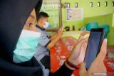 Siswa mengerjakan soal ujian tengan semester secara daring di SMKN 1 Boyolangu, Tulungagung, Jawa Timur, Senin (13/04/2020). Ujian sekolah itu iikuti 1.636 siswa kelas X dan XI yang dikerjakan secara daring dari rumah masing-masing selama pandemi Corona untuk mencegah penularan wabah COVID-19. Antara Jatim/Destyan Sujarwoko/zk.