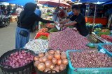 Pedagangan melayani pengunjung berbelanja kebutuhan pokok di pasar tradisional, Peunayung, Banda Aceh, Aceh, Selasa (14/4/2020). Pedagang menyatakan dari berbagai jenis kebutuhan bahan pokok, hanya bawang merah yang mengalami kenaikan drastis dari Rp35.000 menjadi Rp43.000 higga Rp47.000 perkilogram menurut kualitasnya, sedangkan komoditas pengan lainnya masih stabil. Antara Aceh/Ampelsa.
