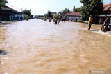 Kendaraan bermotor menerobos banjir yang menggenangi kawasan Jalan Raya Pantura Kraton, Pasuruan, Jawa Timur, Selasa (14/4/2020). Banjir sedalam satu meter yang hampir melumpuhkan Jalur Pantura tersebut terjadi akibat meluapnya Sungai Welang setelah diguyur hujan sejak Senin (13/4) malam. Antara Jatim/Umarul Faruq/zk