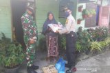 Polisi-TNI di Bener Meriah Aceh bagikan seratus paket sembako