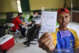 Seorang siswa difabel menunjukan kartu donor darah seusai mendonorkan darahnya di Panti Sosial Rehabilitasi Penyandang Disabilitas Dinas Sosial Jabar, Cimahi, Jawa Barat, Selasa (14/4/2020). Belasan siswa difabel dan petugas sosial mendonorkan darahnya untuk PMI Kota Bandung guna memenuhi kuota kantong darah yang saat ini kekurangan pendonor. ANTARA JABAR/Raisan Al Farisi/agr