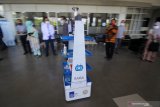 Robot Medical Assistant ITS-UNAIR (RAISA) berjalan mengangkut makanan dan obat-obatan saat diuji coba di Gedung Pusat Robotika Institut Teknologi Sepuluh Nopember (ITS), Surabaya, Jawa Timur, Selasa (14/4/2020). Robot RAISA yang dibuat dari hasil kerja sama ITS dan Rumah Sakit Universitas Airlangga (RSUA) tersebut guna membantu tenaga kesehatan (nakes) dalam melakukan pelayanan sekaligus mengurangi interaksi langsung dengan pasien COVID-19. Antara Jatim/Moch Asim/zk.