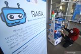 Tim peneliti menyiapkan makanan dan obat-obatan yang dibawa Robot Medical Assistant ITS-UNAIR (RAISA) saat diuji coba di Gedung Pusat Robotika Institut Teknologi Sepuluh Nopember (ITS), Surabaya, Jawa Timur, Selasa (14/4/2020). Robot RAISA yang dibuat dari hasil kerja sama ITS dan Rumah Sakit Universitas Airlangga (RSUA) tersebut guna membantu tenaga kesehatan (nakes) dalam melakukan pelayanan sekaligus mengurangi interaksi langsung dengan pasien COVID-19. Antara Jatim/Moch Asim/zk.