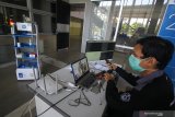 Tim peneliti mengendalikan Robot Medical Assistant ITS-UNAIR (RAISA) saat diuji coba di Gedung Pusat Robotika Institut Teknologi Sepuluh Nopember (ITS), Surabaya, Jawa Timur, Selasa (14/4/2020). Robot RAISA yang dibuat dari hasil kerja sama ITS dan Rumah Sakit Universitas Airlangga (RSUA) tersebut guna membantu tenaga kesehatan (nakes) dalam melakukan pelayanan sekaligus mengurangi interaksi langsung dengan pasien COVID-19. Antara Jatim/Moch Asim/zk.