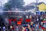 Suasana penanganan kecelakaan tunggal bus karyawan PO Warga Baru yang terbakar di Jalan Raya Cidomba, Telukjambe Timur, Karawang, Jawa Barat, Selasa (14/4/2020). Kecelakaan bus yang membawa karyawan tersebut terbakar setelah menabrak enam kios dan hingga kini penyebab kecelakaan masih dalam penyelidikan pihak berwajib. ANTARA JABAR/M Ibnu Chazar/agr