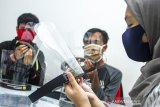 Mahasiswa yang tergabung dalam relawan Universitas Singaperbangsa Karawang Peduli atau UNSIKA PEDULI membuat alat pelindung wajah (Face Shield) di UNSIKA, Karawang, Jawa Barat, Selasa (14/4/2020). Pembuatan Face Shield tersebut akan didonasikan untuk tenaga medis dalam menangani pandemi wabah COVID-19 di sejumlah rumah sakit dan puskesmas di Karawang, Jatiasih - Bekasi dan Tangerang - Banten. ANTARA JABAR/M Ibnu Chazar/agr