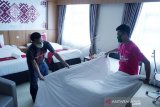 Dua relawan merapikan kamar di Hotel Damhil yang akan digunakan oleh tenaga kesehatan di Kota Gorontalo, Gorontalo, Rabu (15/4/2020). Hotel Damhil milik Universitas Negeri Gorontalo (UNG) tersebut menyiapkan 33 kamar untuk tempat menginap 99 orang tenaga medis yang merawat pasien COVID-19 di daerah itu. (ANTARA FOTO/Adiwinata Solihin)