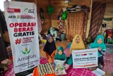 Warga menerima bantuan paket pangan gratis yang diberikan ACT di desa Pelajau, Kabupaten Balangan, Kalimantan Selatan, Rabu (15/4/2020). Sebagai aksi kepedulian dalam menghadapi pandemi COVID-19 Aksi Cepat Tanggap (ACT) Masyarakat Relawan Indonesia (MRI) Kalimantan Selatan bersama Amanah menggelar program 