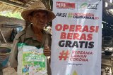 Warga menerima bantuan beras gratis yang diberikan ACT di desa Pelajau, Kabupaten Balangan, Kalimantan Selatan, Rabu (15/4/2020). Sebagai aksi kepedulian dalam menghadapi pandemi COVID-19 Aksi Cepat Tanggap (ACT) Masyarakat Relawan Indonesia (MRI) Kalimantan Selatan bersama Amanah menggelar program 