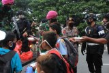 Marinir-Brimob bagikan makanan dan masker untuk warga yang diisolasi