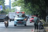 Petugas dari Puskesmas Cempaka Putih memberikan himbauan pencegahan penyebaran virus COVID-19 kepada warga menggunakan pengeras suara di dalam mobil di jalan Veteran, Banjarmasin, Kalimantan Selatan, Rabu (15/4/2020). Gugus Tugas COVID-19 Provinsi Kalimantan Selatan mencatat adanya pertambahan pasien terkonfirmasi atau positif virus COVID-19 di Kalsel sebanyak 11 menjadi total 49 pasien dengan rincian pasien sembuh sebanyak lima orang, 37 pasien dalam perawatan dan tujuh pasien meninggal dunia serta 1.262 Orang Dalam Pemantauan (ODP) dan 17 Pasien Dalam Pengawasan (PDP). Foto Antaranews Kalsel/Bayu Pratama S.