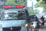 Petugas dari Puskesmas Cempaka Putih memberikan himbauan pencegahan penyebaran virus COVID-19 kepada warga menggunakan pengeras suara di dalam mobil di jalan Veteran, Banjarmasin, Kalimantan Selatan, Rabu (15/4/2020). Gugus Tugas COVID-19 Provinsi Kalimantan Selatan mencatat adanya pertambahan pasien terkonfirmasi atau positif virus COVID-19 di Kalsel sebanyak 11 menjadi total 49 pasien dengan rincian pasien sembuh sebanyak lima orang, 37 pasien dalam perawatan dan tujuh pasien meninggal dunia serta 1.262 Orang Dalam Pemantauan (ODP) dan 17 Pasien Dalam Pengawasan (PDP). Foto Antaranews Kalsel/Bayu Pratama S.