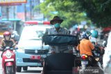 Paman becak menggunakan masker saat melintas di jalan Veteran di Banjarmasin, Kalimantan Selatan, Rabu (15/4/2020). Gugus Tugas COVID-19 Provinsi Kalimantan Selatan mencatat adanya pertambahan pasien terkonfirmasi atau positif virus COVID-19 di Kalsel sebanyak 11 menjadi total 49 pasien dengan rincian pasien sembuh sebanyak lima orang, 37 pasien dalam perawatan dan tujuh pasien meninggal dunia serta 1.262 Orang Dalam Pemantauan (ODP) dan 17 Pasien Dalam Pengawasan (PDP). Foto Antaranews Kalsel/Bayu Pratama S.