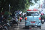 Petugas dari Puskesmas Cempaka Putih memberikan himbauan pencegahan penyebaran virus COVID-19 kepada warga menggunakan pengeras suara di dalam mobil di jalan Veteran, Banjarmasin, Kalimantan Selatan, Rabu (15/4/2020). Gugus Tugas COVID-19 Provinsi Kalimantan Selatan mencatat adanya pertambahan pasien terkonfirmasi atau positif virus COVID-19 di Kalsel sebanyak 11 menjadi total 49 pasien dengan rincian pasien sembuh sebanyak lima orang, 37 pasien dalam perawatan dan tujuh pasien meninggal dunia serta 1.262 Orang Dalam Pemantauan (ODP) dan 17 Pasien Dalam Pengawasan (PDP). Foto Antaranews Kalsel/Bayu Pratama S.