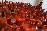 Pekerja menata tabung gas elpiji ukuran 50 kilogram di sebuah agen elpiji di Malang, Jawa Timur, Rabu (15/4/2020). PT Pertamina (Persero) Marketing Operation Region (MOR) V Jatimbalinus mencatat konsumsi elpiji di Provinsi Jatim mengalami kenaikan sebesar 34 persen pada produk elpiji non subsidi rumah tangga Bright Gas 5,5 kilogram dan 12 kilogram sementara produk elpiji 50 kilogram yang diperuntukkan hotel serta restoran turun 40 persen seiring diberlakukannya physical distance terkait antisipasi penyebaran COVID-19. Antara Jatim/Ari Bowo Sucipto/zk