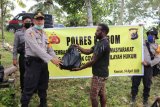 Polres Keerom berikan sembako kepada pelaku usaha kecil di Arso