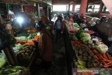 Suasana Pasar Tradisional Kuripan yang sepi pembeli di Banjarmasin, Kalimantan Selatan, Rabu (15/4/2020). Menurut pedagang setempat sejak di berlakukannya pembatasan bagi warga untuk berkumpul dan berada di tempat ramai oleh pemerintah untuk mencegah penyebaran virus COVID-19 pasar tradisional menjadi sepi pembeli mengakibatkan omset penjualan menurun hingga 60 persen bahkan sebagian pedagang sudah menutup tempat usahanya. Foto Antaranews Kalsel/Bayu Pratama S.