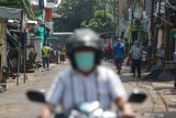 Warga beraktifitas di sepanjang Jalan Jepara, Surabaya, Jawa Timur, Rabu (15/4/2020). PD Pasar Surya Kota Surabaya menutup sementara Pasar PPI dan Pasar Tumpah PPI di kawasan tersebut sampai 29 April 2020 untuk memutus penyebaran Virus Corona (COVID-19). Antara Jatim/Didik/Zk