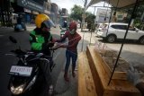 Petugas mengenakan kostum Spiderman membagikan nasi bungkus di depan Hotel Dafam, Seturan, Sleman, D.I Yogyakarta, Rabu (15/4/2020). Sedekah nasi bungkus dan air mineral kepada masyarakat itu menjadi salah satu bentuk kepedulian kepada sesama di tengah Pandemi COVID-19. ANTARA FOTO/Andreas Fitri Atmoko/nym.