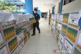 Petugas Bea Cukai menyusun paket sembako yang akan di bagikan kepada masyarakat di Kantor Bea Cukai Kalimantann Bagian Selatan, Banjarmasin, Kalimantan Selatan, Kamis (16/4/2020). Sebanyak 786 paket sembako di bagikan komunitas Maritim yang terdiri dari Kantor Wilayah Bea Cukai Kalimantan Bagian Selatan dan KPPBC TMP B Banjarmasin, Kantor Kesyahbandaran dan Otoritas Pelabuhan Banjarmasin dan PT Pelabuhan Indonesia III (persero) cabang Banjarmasin kepada masyarakat untuk membantu meringankan beban ekonomi warga yang terdampak virus COVID-19. Foto Antaranews Kalsel/Bayu Pratama S.