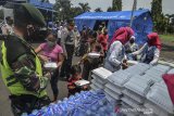 Sejumlah warga mengantre pembagian paket nasi bungkus di Dapur Umum Lapangan yang beroperasi di Alun-alun Kabupaten Ciamis, Jawa Barat, Kamis (16/4/2020). Dapur umum itu didirikan tim gabungan yang terdiri dari Taruna Siaga Bencana (Tagana), Pemkab Ciamis, Polri dan TNI untuk memberi makan gratis kepada pengguna jalan atau warga yang terdampak COVID-19, setiap harinya petugas menyiapkan hingga 250 paket nasi bungkus. ANTARA JABAR/Adeng Bustomi/agr