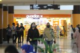 Pengunjung menggunakan masker saat berada di Duta Mall Banjarmasin, Kalimantan Selatan, Kamis (16/4/2020). Pihak manajemen Duta Mall Banjarmasin kembali membuka operasional mal di tengah pandemi COVID-19 dengan menerapkan protokol kesehatan seperti menyediakan tempat untuk cuci tangan, menerapkan social distancing serta mewajibkan pengunjung menggunakan masker saat berkunjung. Foto Antaranews Kalsel/Bayu Pratama S.