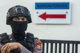 Seorang polisi bersenjata berjaga di depan kamar jenazah Rumah Sakit Bhayangkara, Palu, Sulawesi Tengah, Kamis (16/4/2020). Kepolisian melakukan otopsi untuk memastikan identitas dua anggota Mujahidin Indonesia Timur (MIT) Poso yang ditembak mati usai berusaha merampas senjata polisi yang bertugas di salah satu bank di Kabupaten Poso pada Rabu (15/4/2020). ANTARA FOTO/Basri Marzuki/nym.