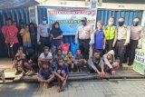 Polisi bagikan sembako kepada anak-anak jalanan di Entrop Jayapura